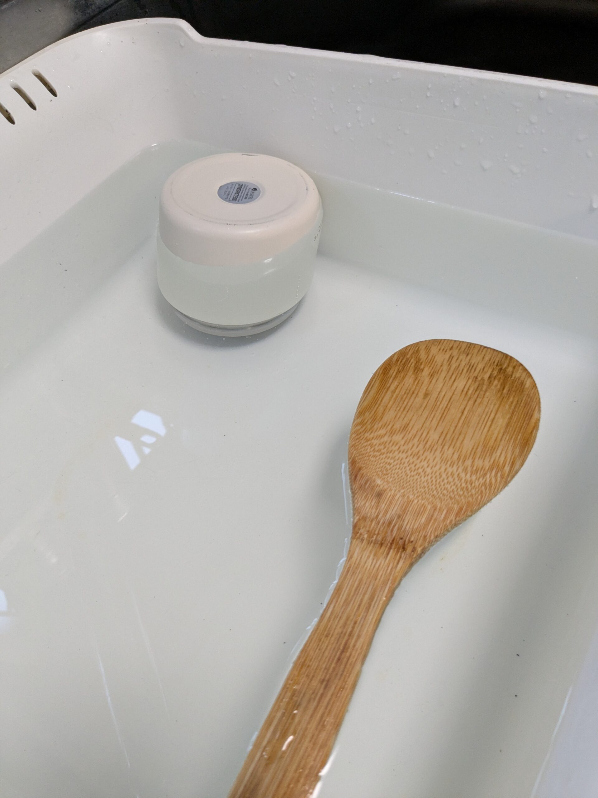 たらいの水に浮いてしまう木ベラ（木製品は洗いにくい）