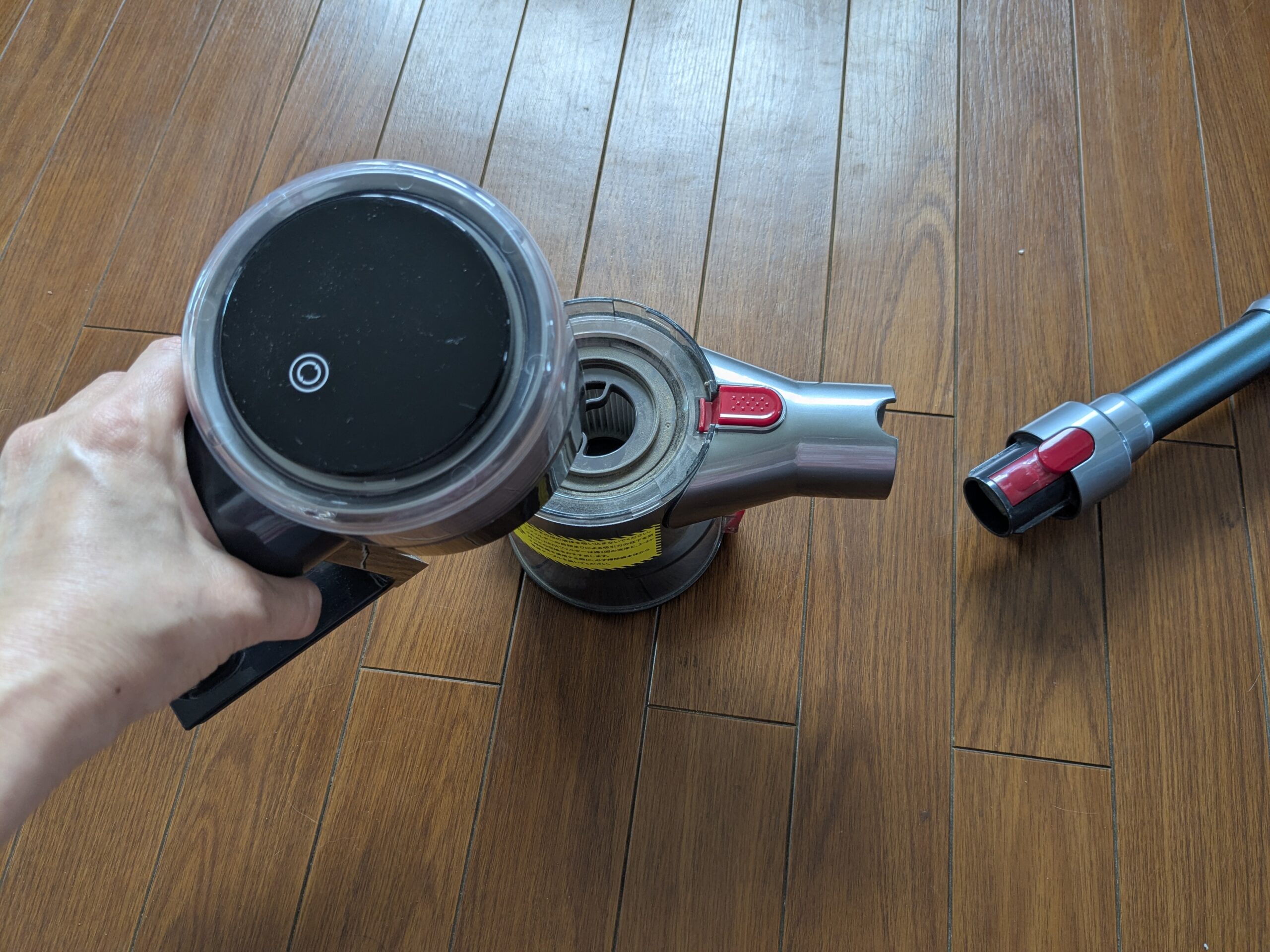 掃除機本体からダストカップを取り外したところ(手順3)