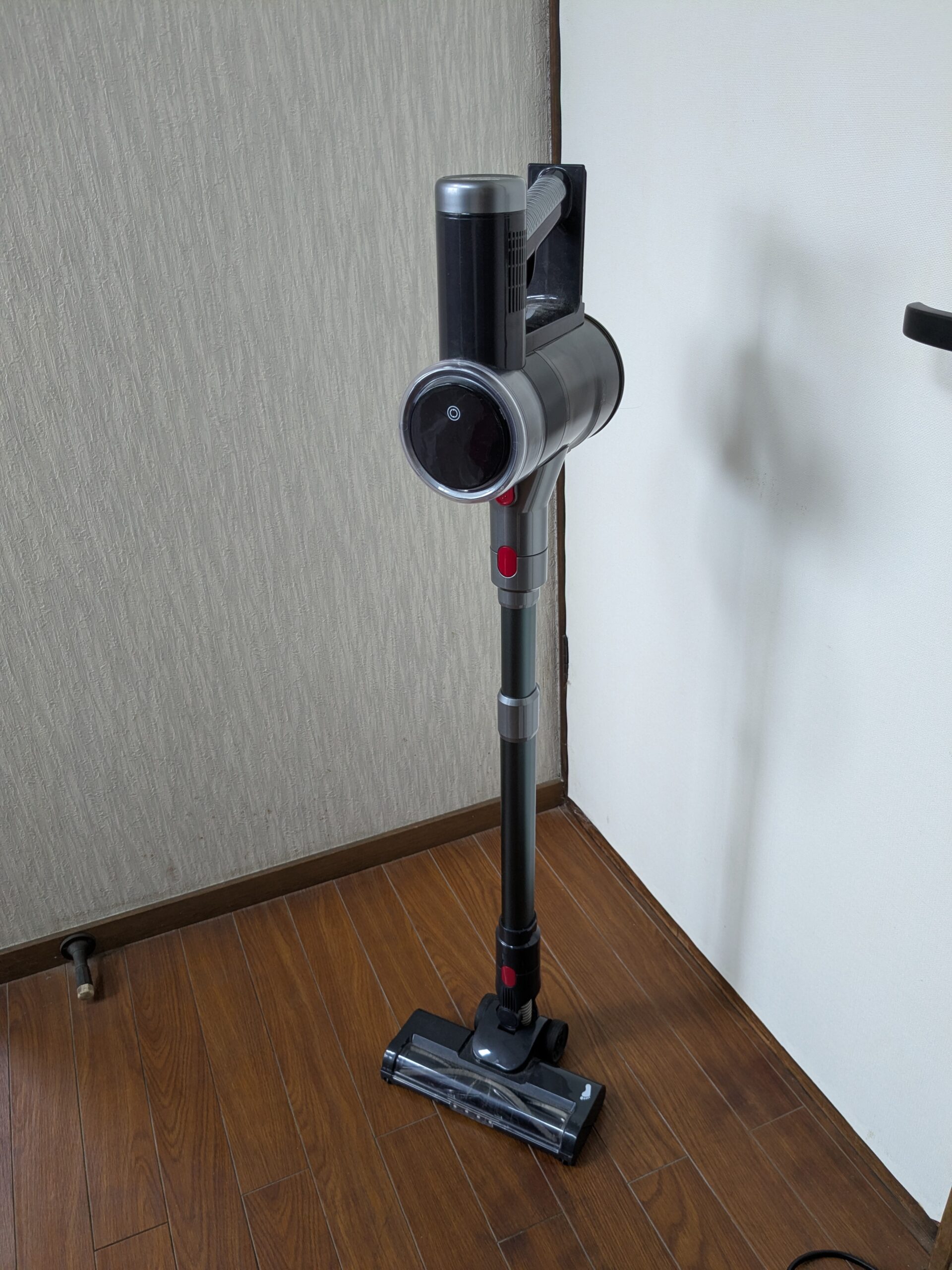 壁に立てかけずに自立するコードレス掃除機bivark