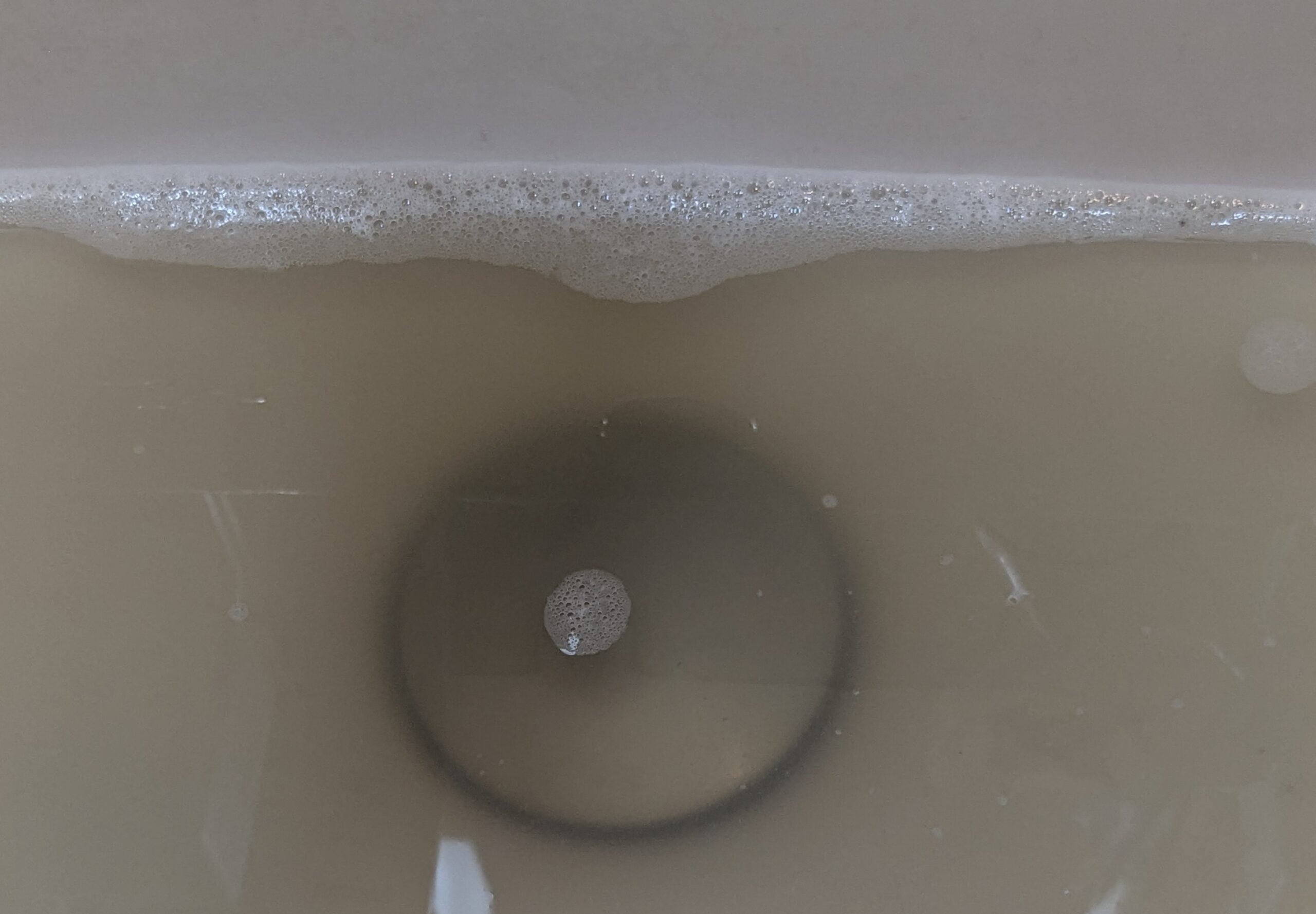 モップを3回すすいだあとの、白く濁った洗面台の水
