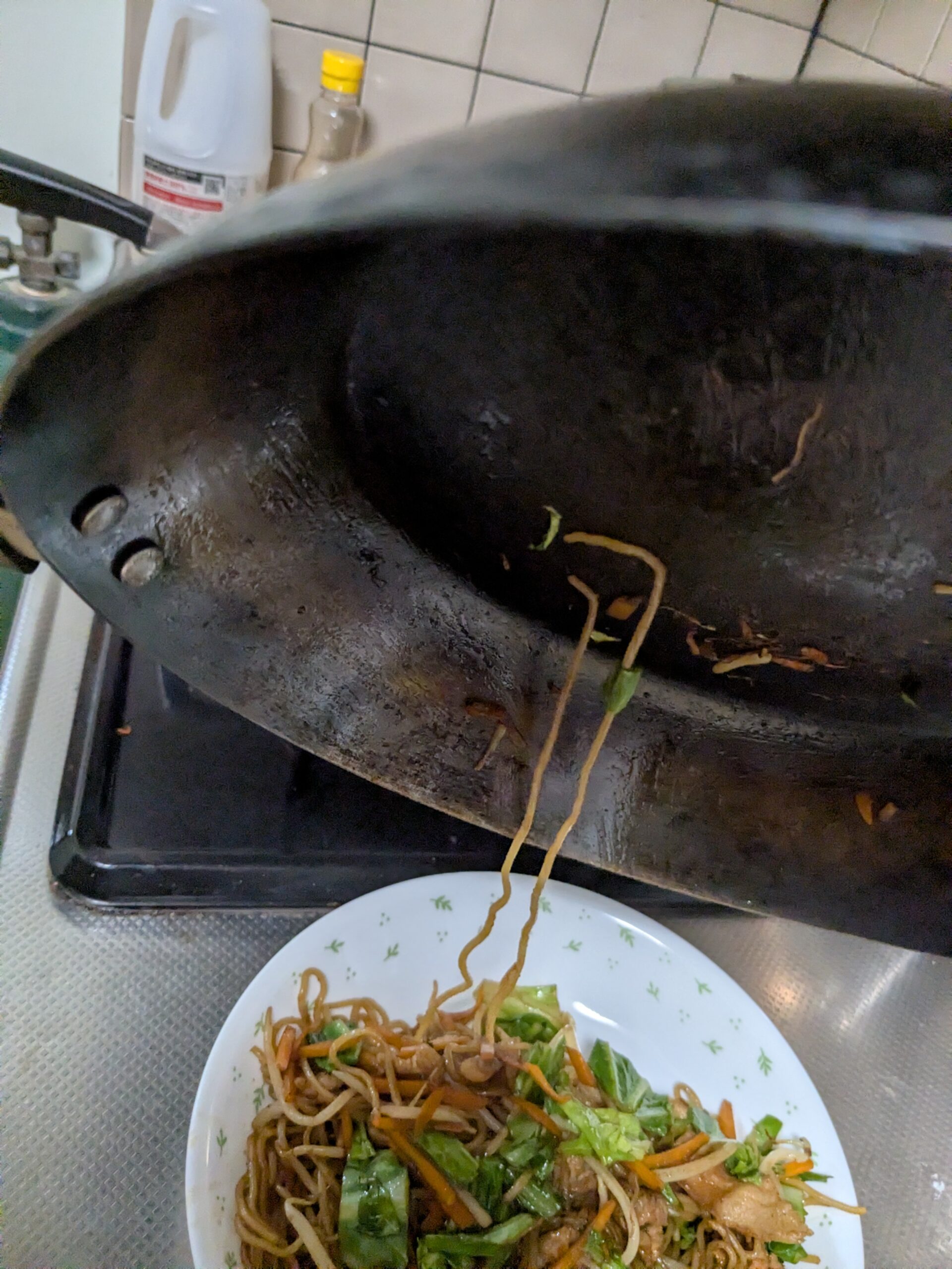 焼きそばを盛り付けた後、何も残っていないきれいな鉄フライパン