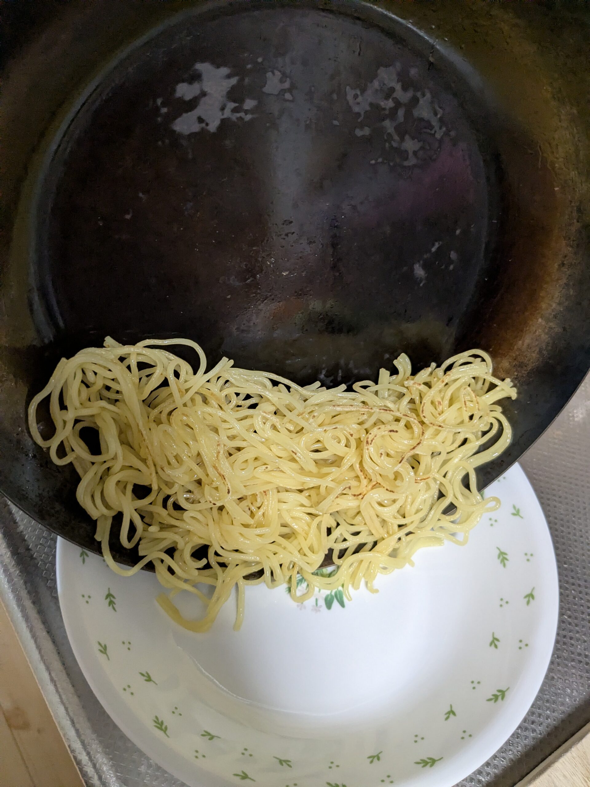 炒めた麺を鉄フライパンから皿に取り出したところ