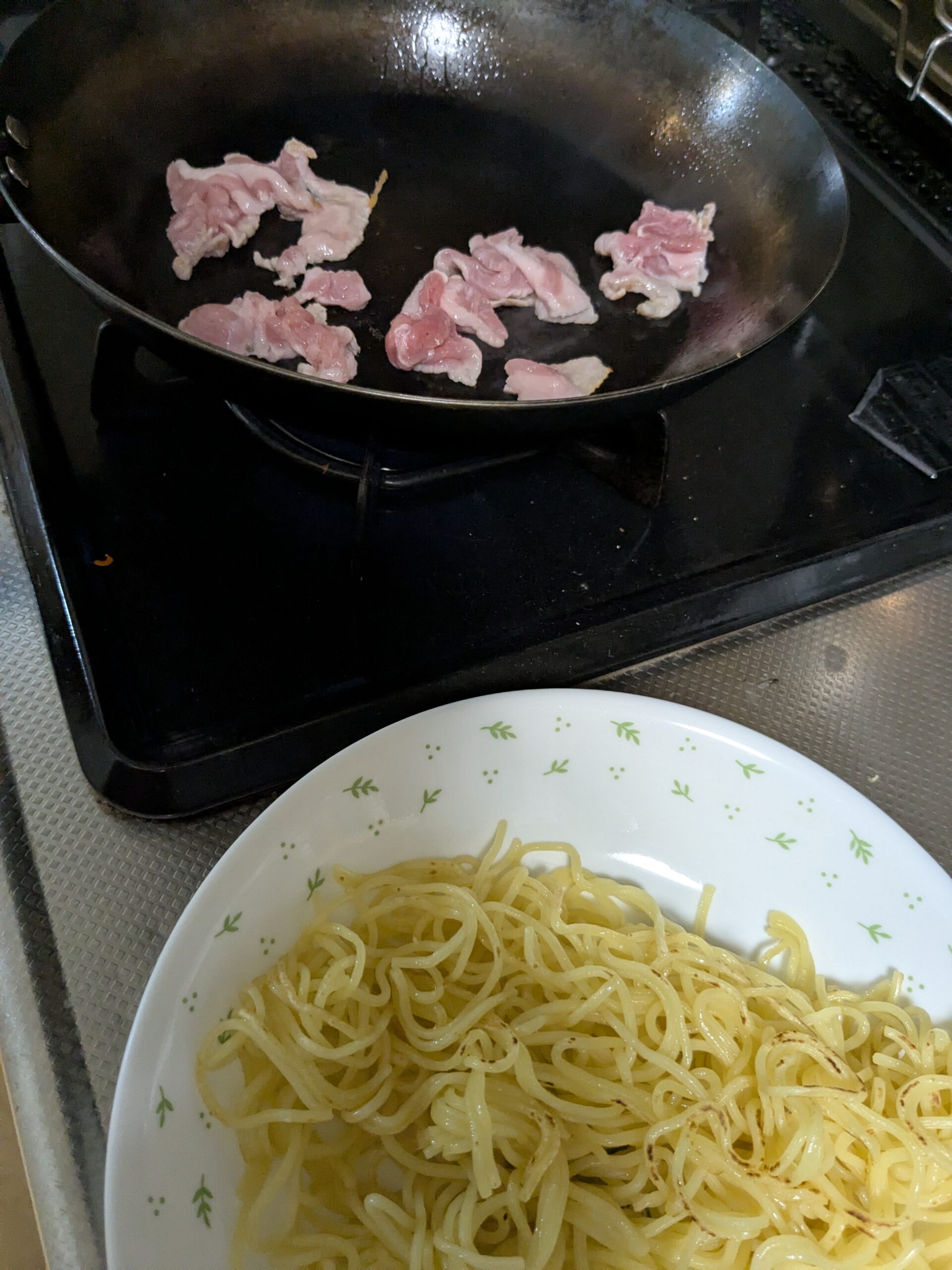 鉄フライパンで豚肉を炒めているところ