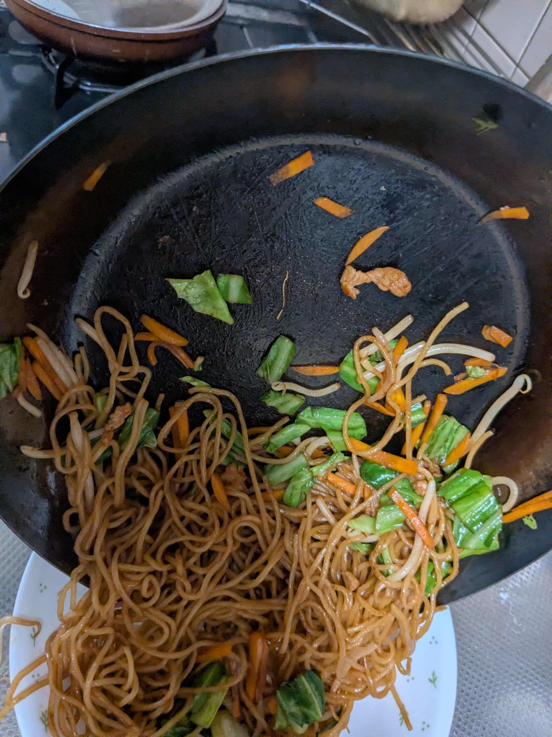 鉄フライパンで作った焼きそばを皿に盛り付けたところ