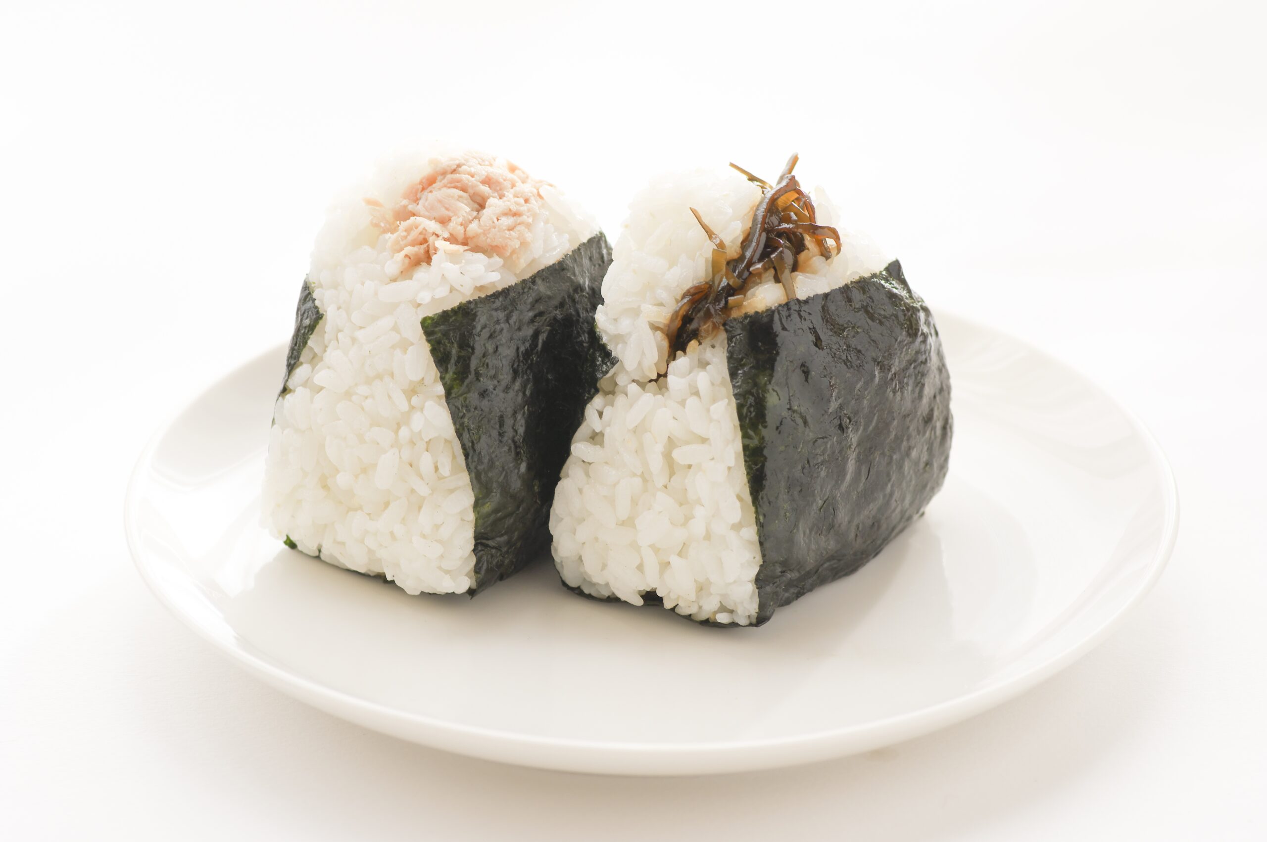 お皿にのった2つのおにぎり