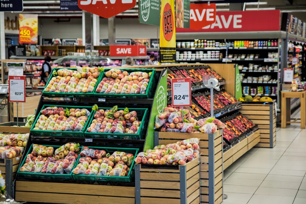 スーパーの果物や野菜の売り場